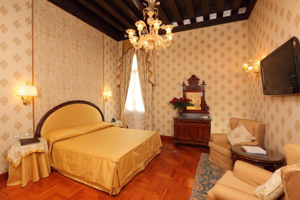 TV a/nebo společenská místnost v ubytování Hotel Palazzo Stern