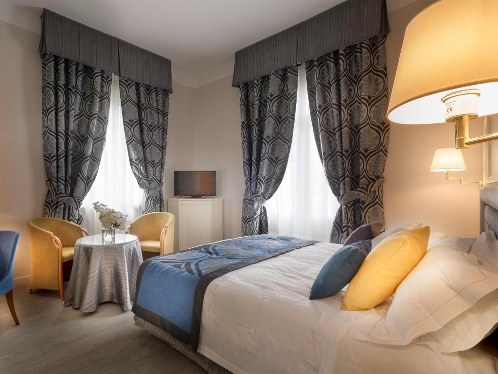 Postel nebo postele na pokoji v ubytování Grand Hotel Gardone
