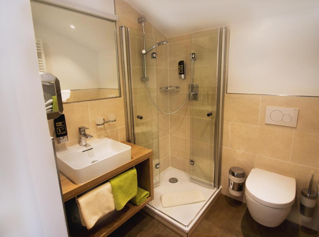 Koupelna v ubytování Hotel Alp Inn - Chiemgaukarte inclusive