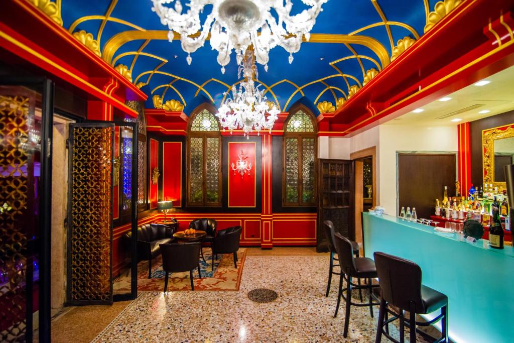 a bar in a restaurant with a chandelier at Hotel Palazzo Stern in Venice