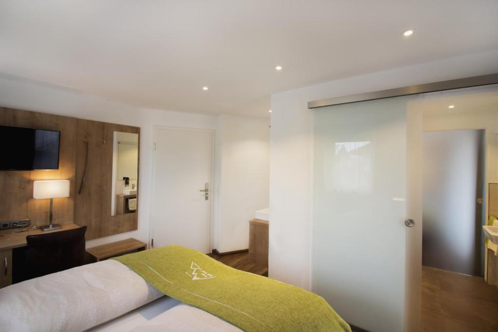 Postel nebo postele na pokoji v ubytování Hotel Alp Inn - Chiemgaukarte inclusive