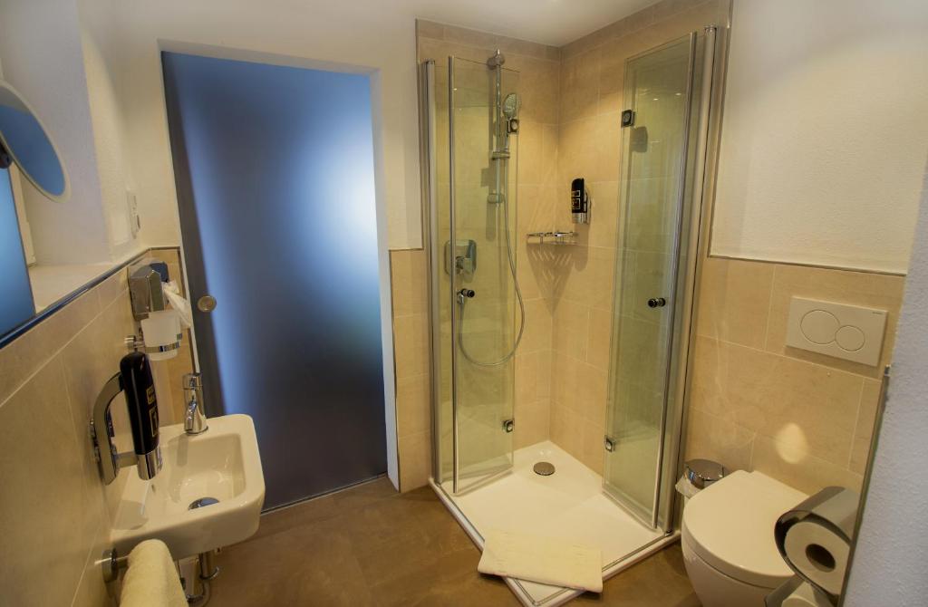 Koupelna v ubytování Hotel Alp Inn - Chiemgaukarte inclusive