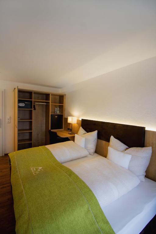 Postel nebo postele na pokoji v ubytování Hotel Alp Inn - Chiemgaukarte inclusive