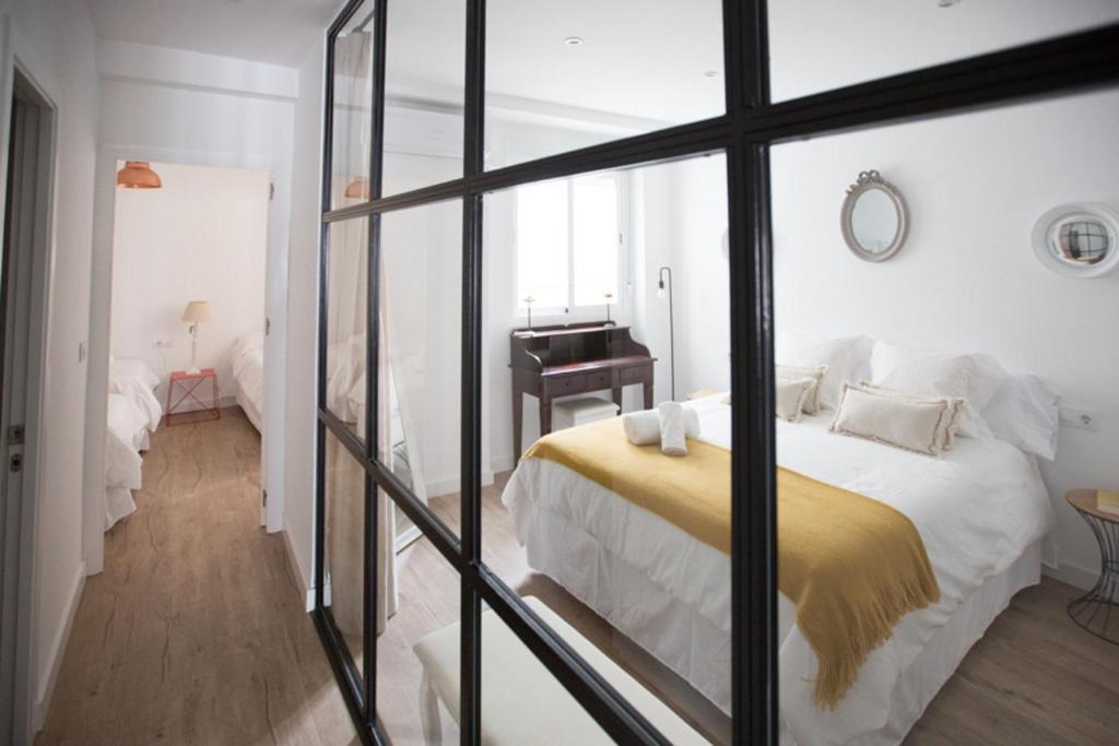 コルドバにあるApartamento Saravia Only Familiesの白いベッドルーム(ベッド1台、ピアノ付)