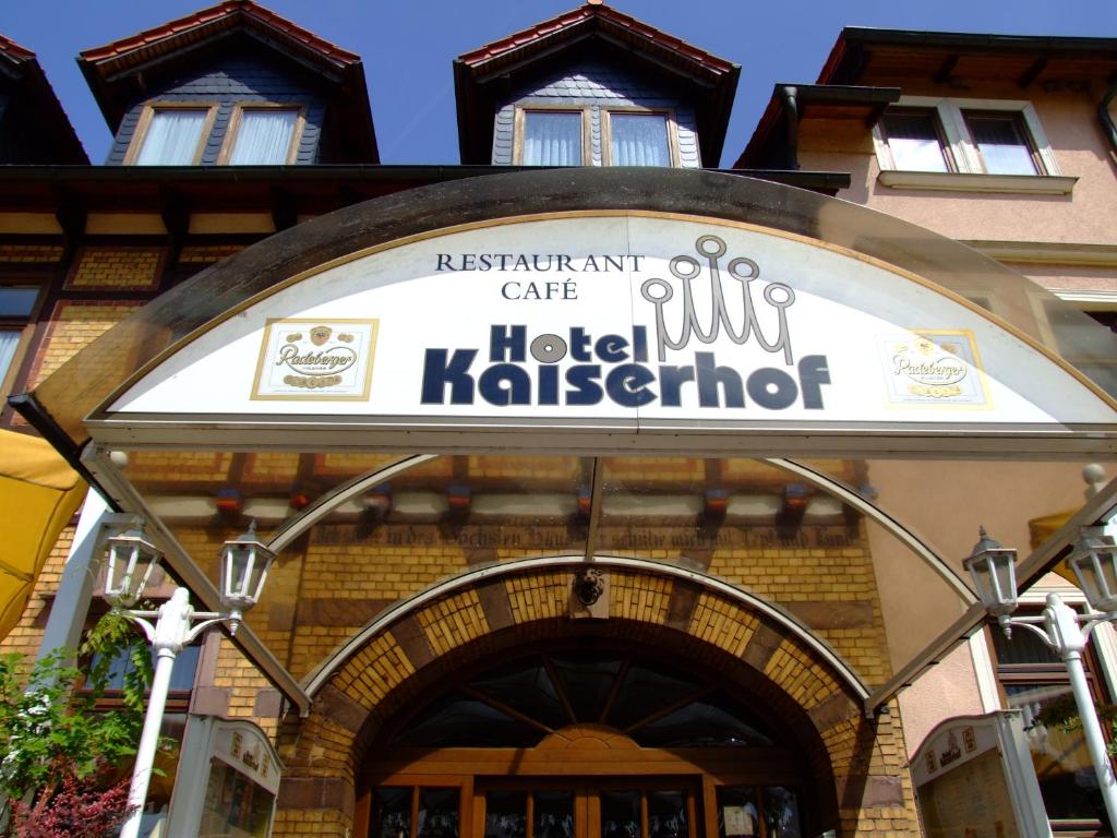 ein Gebäude mit einem Schild über dem Eingang zu einem Hotelhogganghabeper in der Unterkunft Komforthotel Kaiserhof in Kelbra