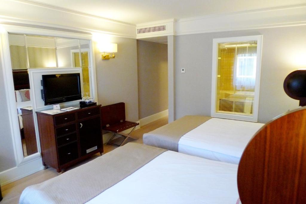 Postel nebo postele na pokoji v ubytování Titanic Comfort Sisli