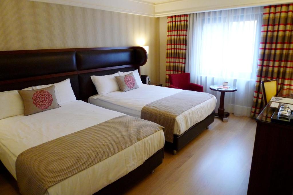 Postel nebo postele na pokoji v ubytování Titanic Comfort Sisli