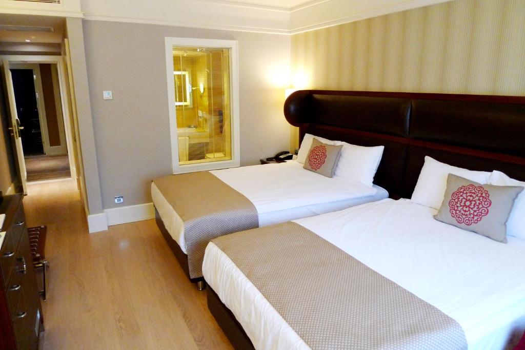 Postel nebo postele na pokoji v ubytování Titanic Comfort Sisli