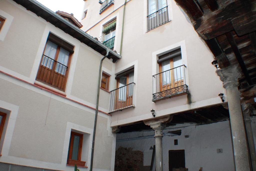 ein Gebäude mit Balkon auf der Seite in der Unterkunft Hospedaje La Judería in Segovia