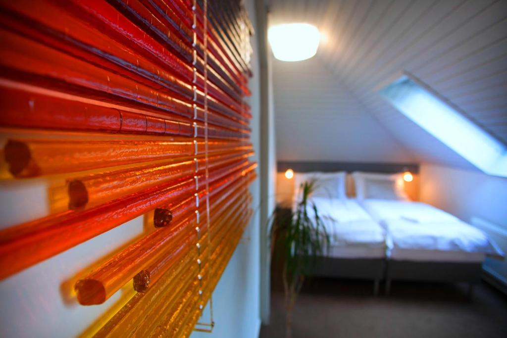 1 dormitorio con 1 cama y ventana con persianas en Pension Půlměsíc, en Jablonec nad Nisou
