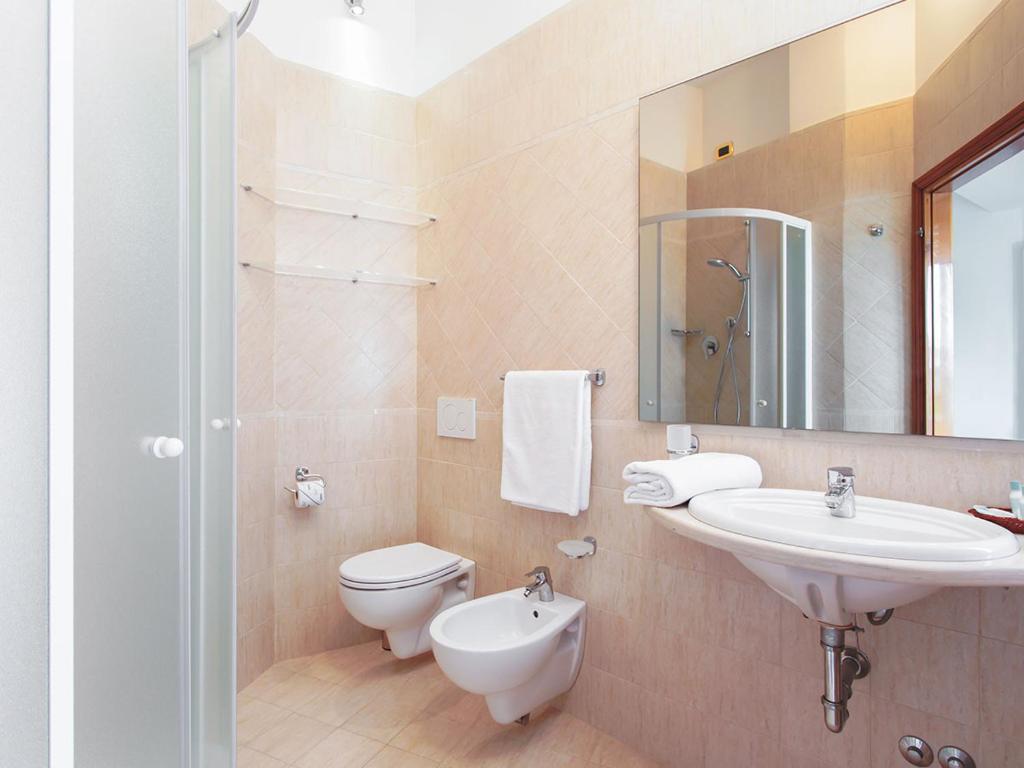 Koupelna v ubytování Hotel Caravelle