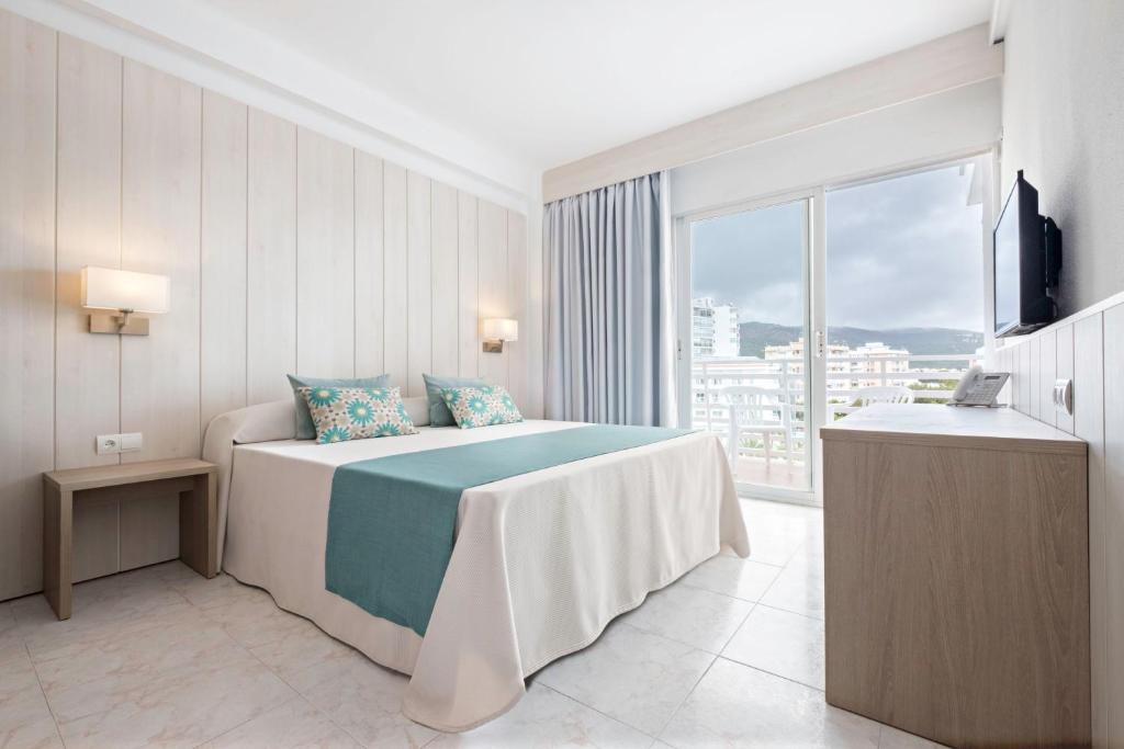 Postel nebo postele na pokoji v ubytování azuLine Hotel Palmanova Garden
