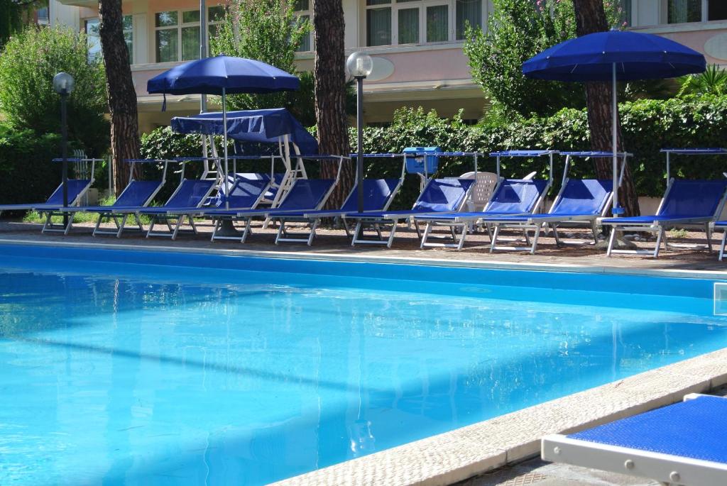 Bazén v ubytování Hotel Tiffany nebo v jeho okolí