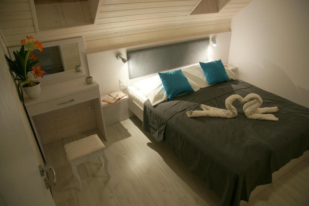 1 dormitorio con 1 cama con 2 toallas en Koral Apartmenty, en Sarbinowo