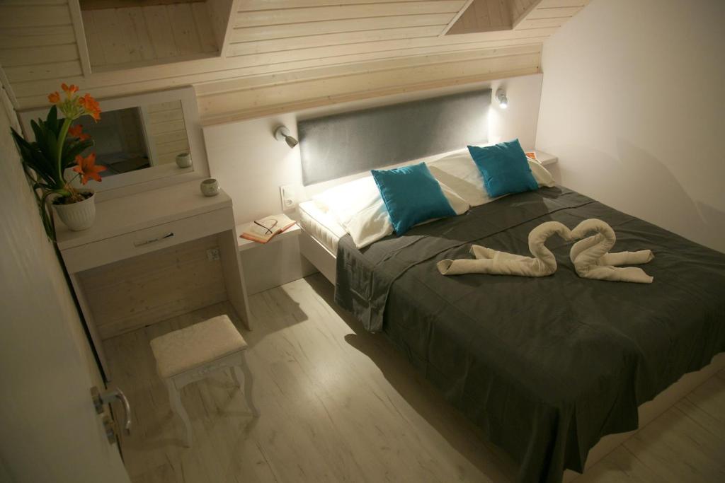 - une chambre avec un lit et 2 serviettes dans l'établissement Koral Apartmenty, à Sarbinowo