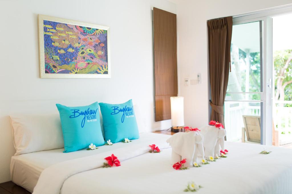 Postel nebo postele na pokoji v ubytování Phi Phi Bayview Resort