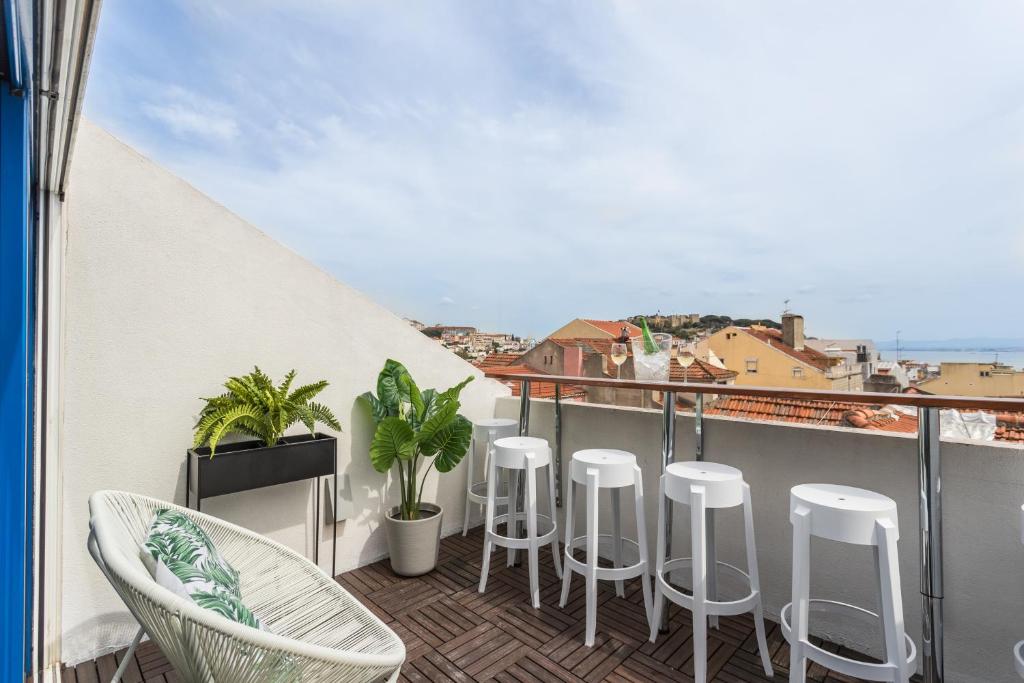 リスボンにあるRossio Penthouse Three-Bedroom Apartment w/ River View and Parking - by LU Holidaysの海の景色を望むバルコニー(スツール付)