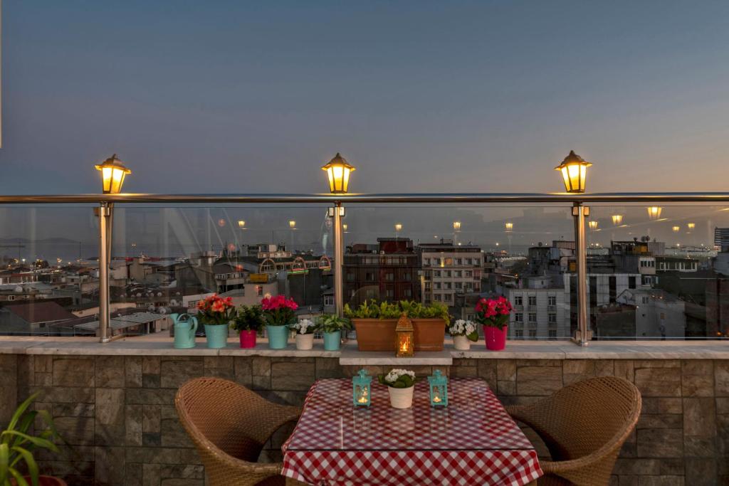 A balcony or terrace at Erbazlar Hotel