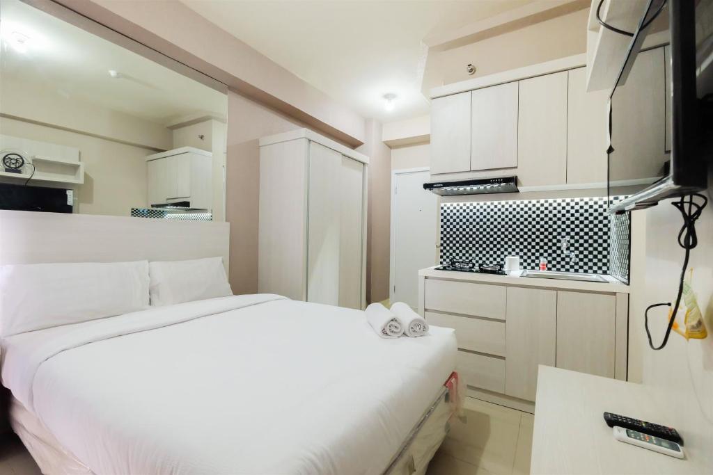 Studio Green Pramuka City a Serene Apartment Living By Travelio - Studio