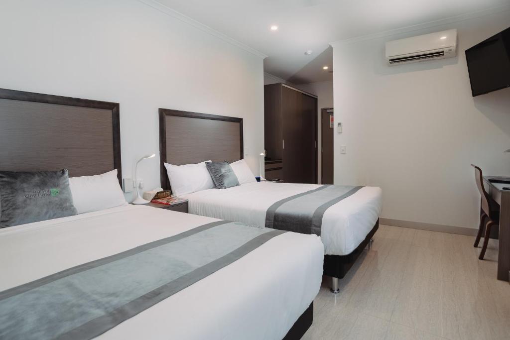 Ένα ή περισσότερα κρεβάτια σε δωμάτιο στο Darwin City Hotel