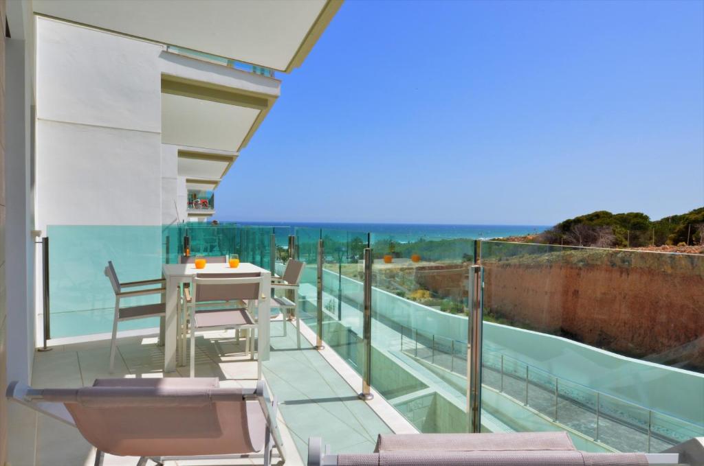 Balkón nebo terasa v ubytování Beachfront Luxury Apartments by NRAS