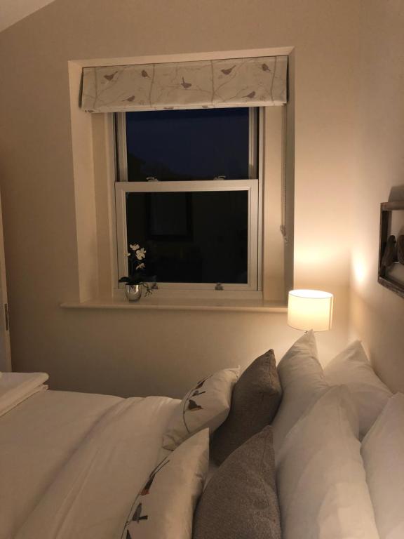 Postel nebo postele na pokoji v ubytování Camerton Inn Cottage