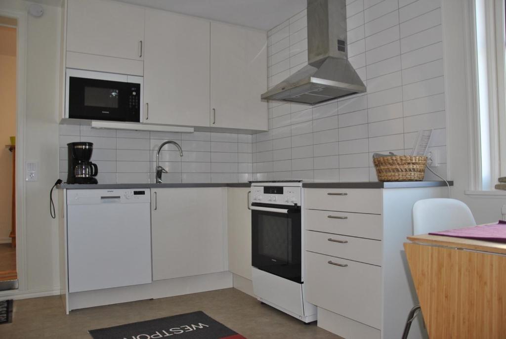 Kuchyň nebo kuchyňský kout v ubytování Sjöhuset