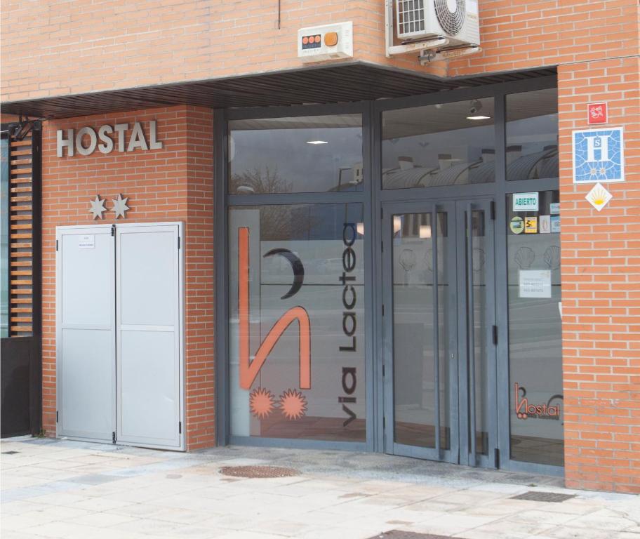 ein Gebäude mit einem Krankenhausschild an der Tür in der Unterkunft Hostal Via Láctea in Burgos