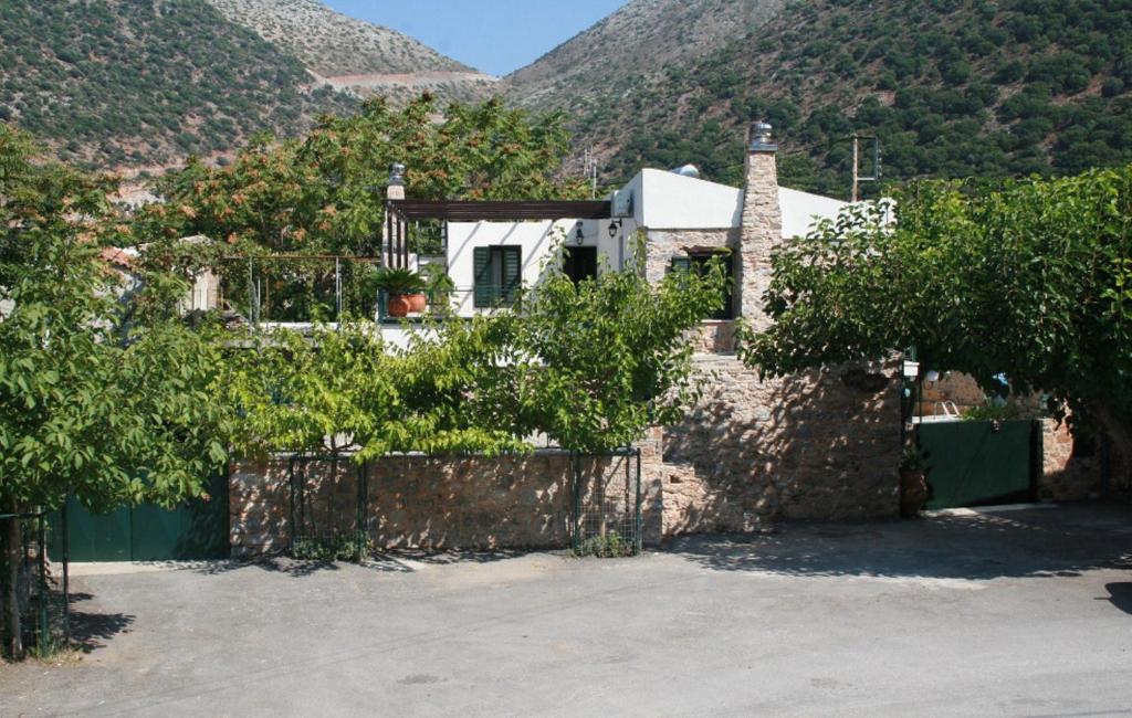 a house with a fence in front of a mountain at Villa Aleva in Balíon