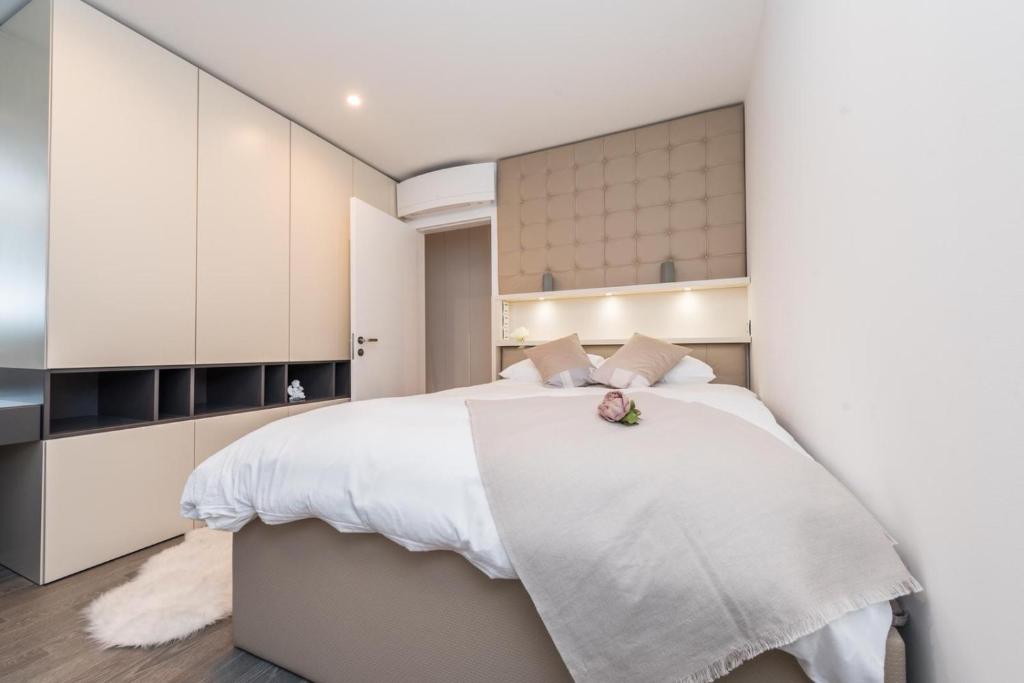 Łóżko lub łóżka w pokoju w obiekcie Luxury Apartment Kortina