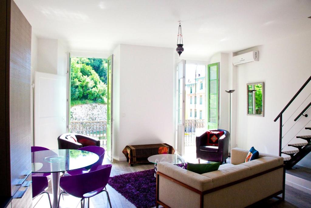 ニースにあるLa Garibaldiのリビングルーム(ガラステーブル、紫色の椅子付)
