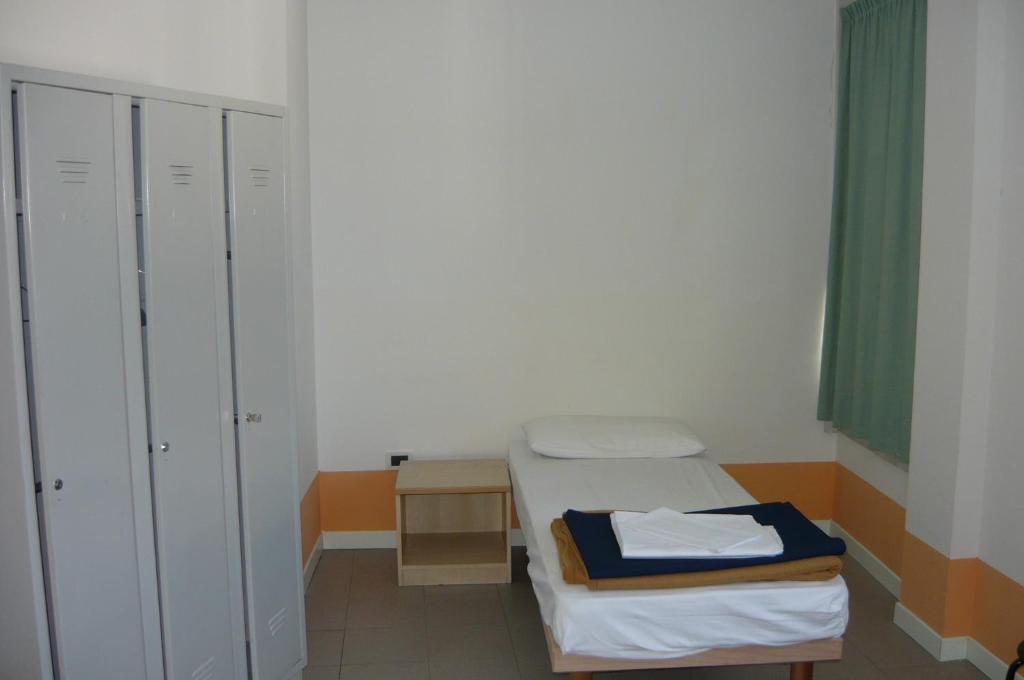 Postel nebo postele na pokoji v ubytování Ostello Domus Augusta Aquileia