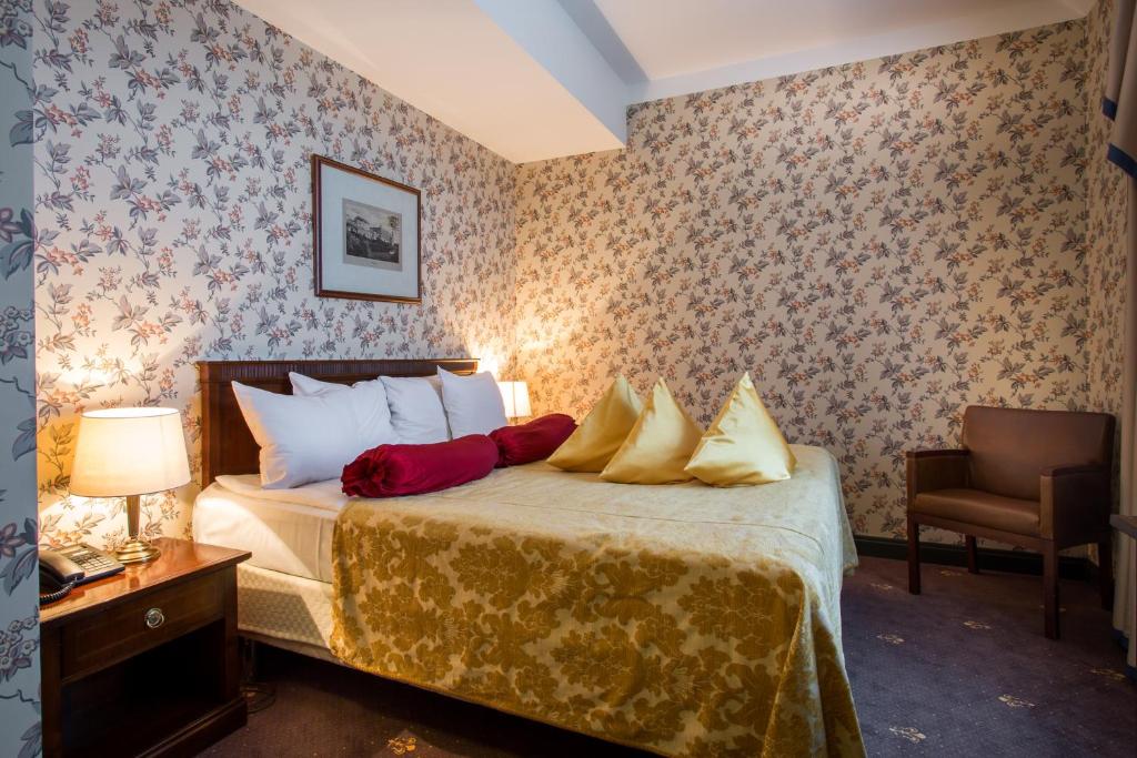 Postel nebo postele na pokoji v ubytování Hestia Hotel Barons Old Town