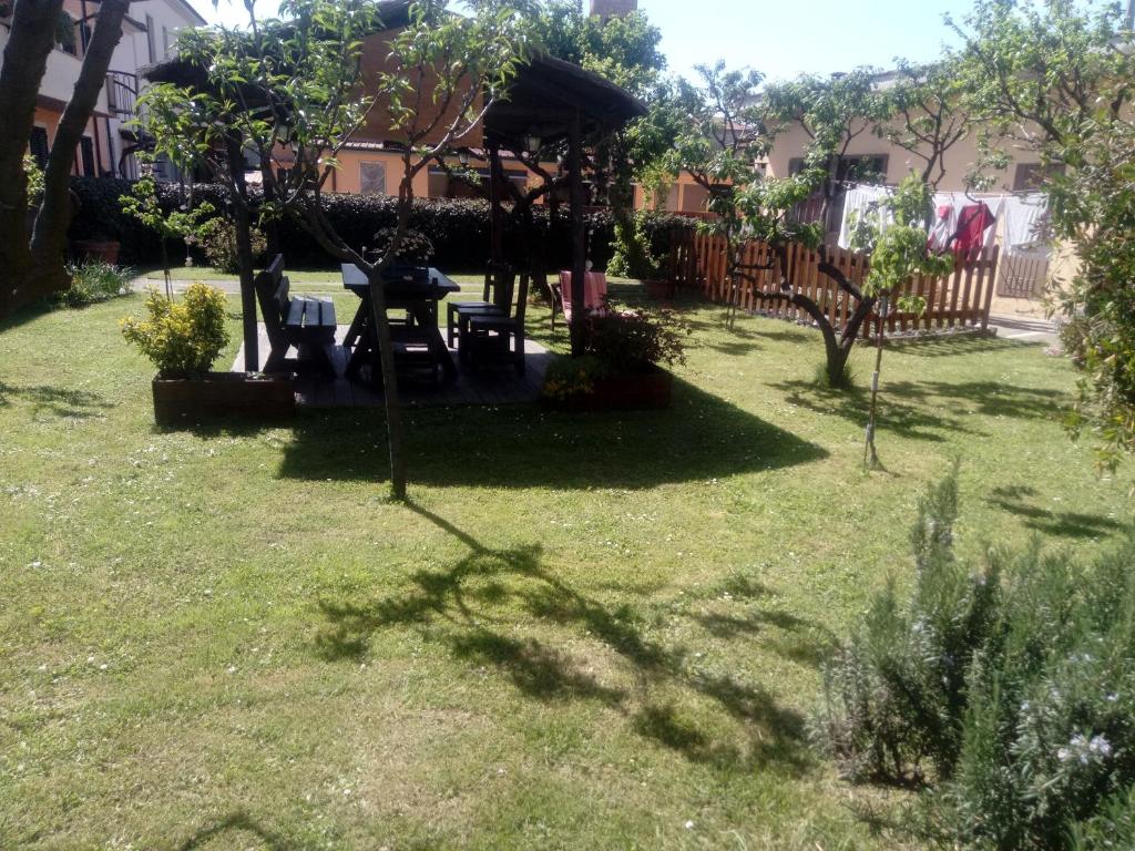 A garden outside Bed & Breakfast Lucca Fora
