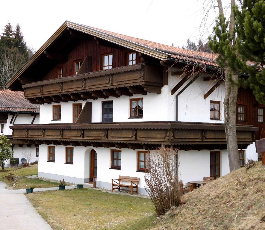 uma casa branca com um telhado de madeira em Ferienwohnung Wanderlust em Hauzenberg