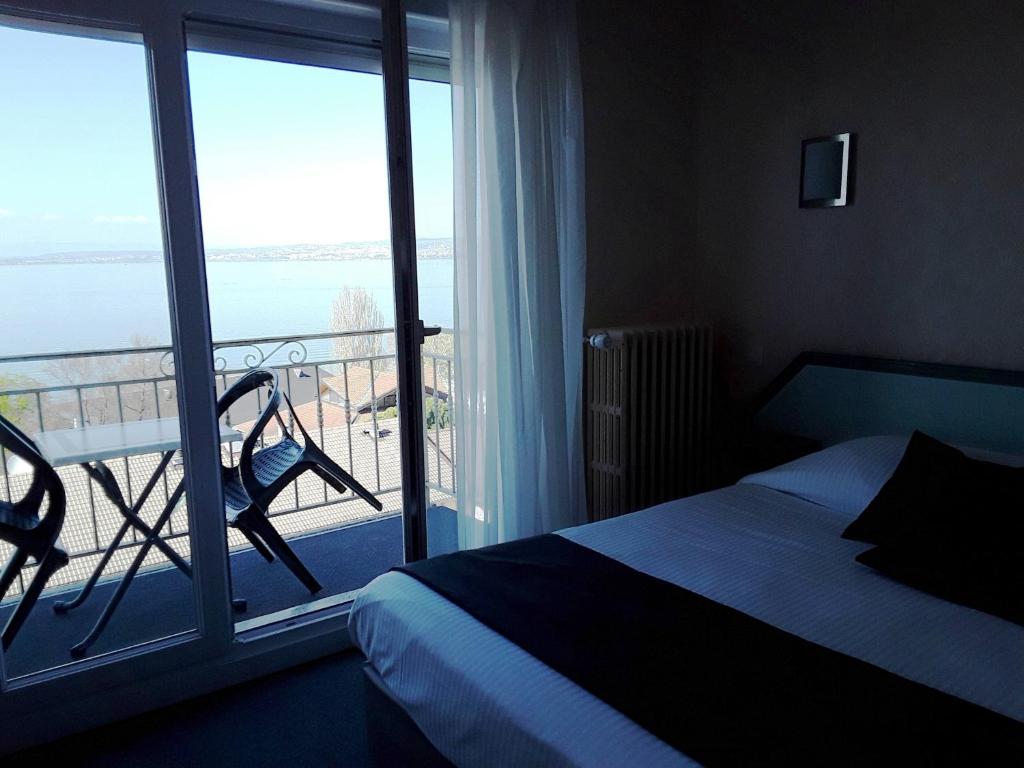 Postel nebo postele na pokoji v ubytování Hôtel Evian Express - Terminus