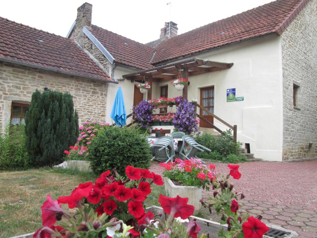 uma casa com flores no quintal da frente em Le clos de la perdrix em Bellenot-sous-Pouilly