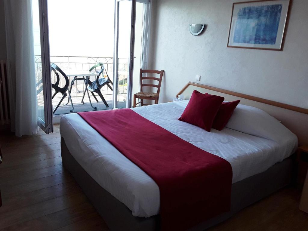 Postel nebo postele na pokoji v ubytování Hôtel Evian Express - Terminus