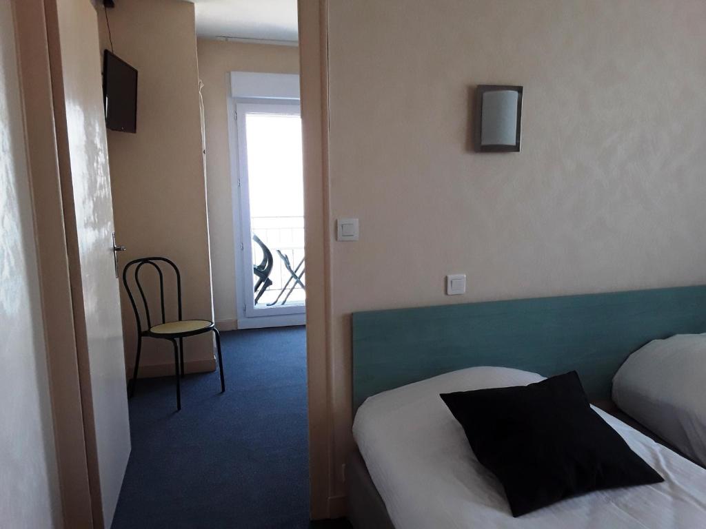 Postel nebo postele na pokoji v ubytování Hôtel Evian Express - Terminus
