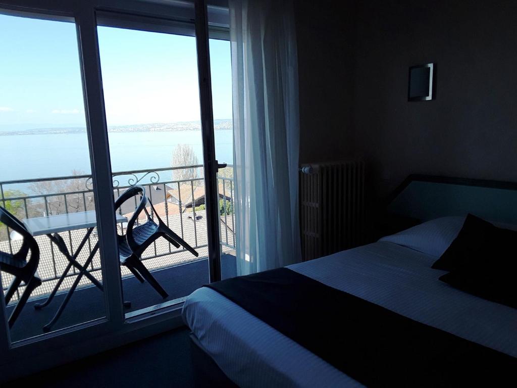 Postel nebo postele na pokoji v ubytování Hôtel Evian Express - Terminus