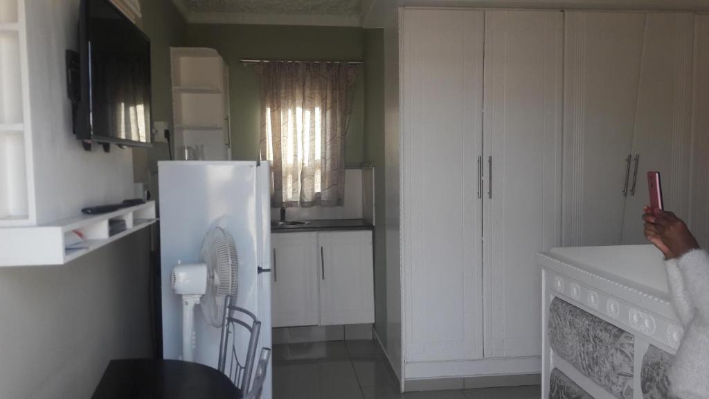 Kuchyň nebo kuchyňský kout v ubytování Emampingeni lodge