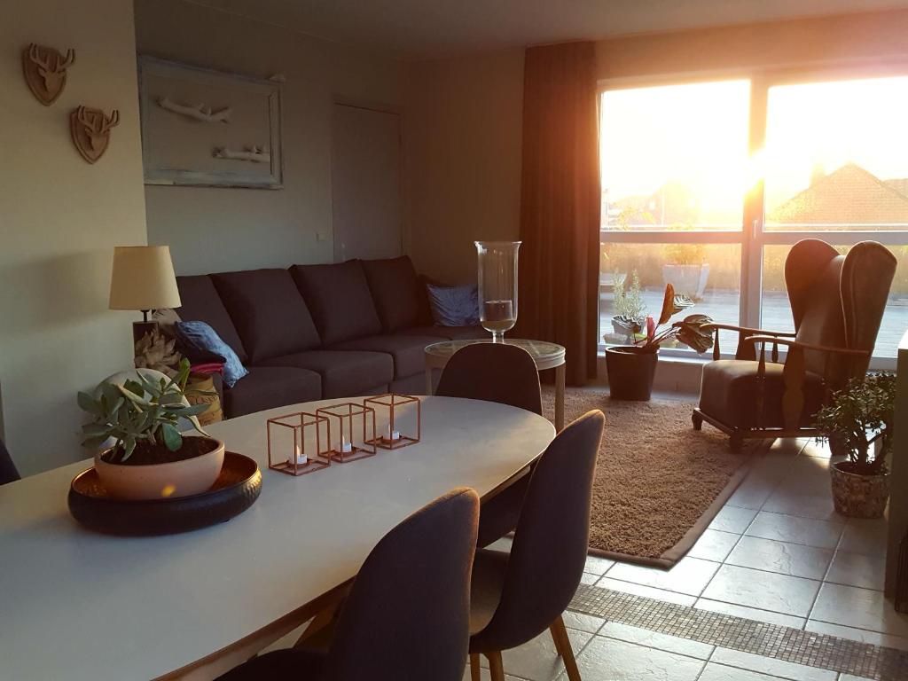 ein Wohnzimmer mit einem Tisch und einem Sofa in der Unterkunft Apartment Nathalie in Comines