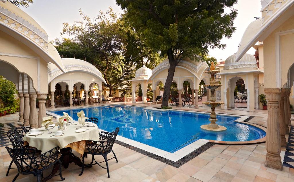 Bazén v ubytování Alsisar Haveli - Heritage Hotel nebo v jeho okolí