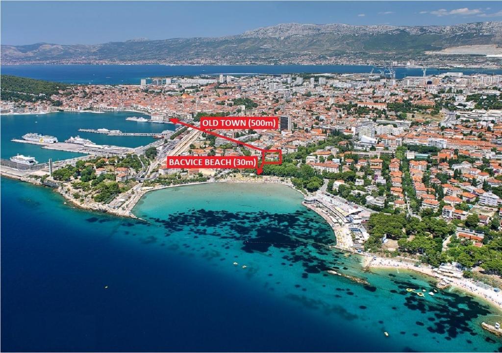 una vista aérea de una isla con una señal roja en Green Park Luxury Rooms, en Split
