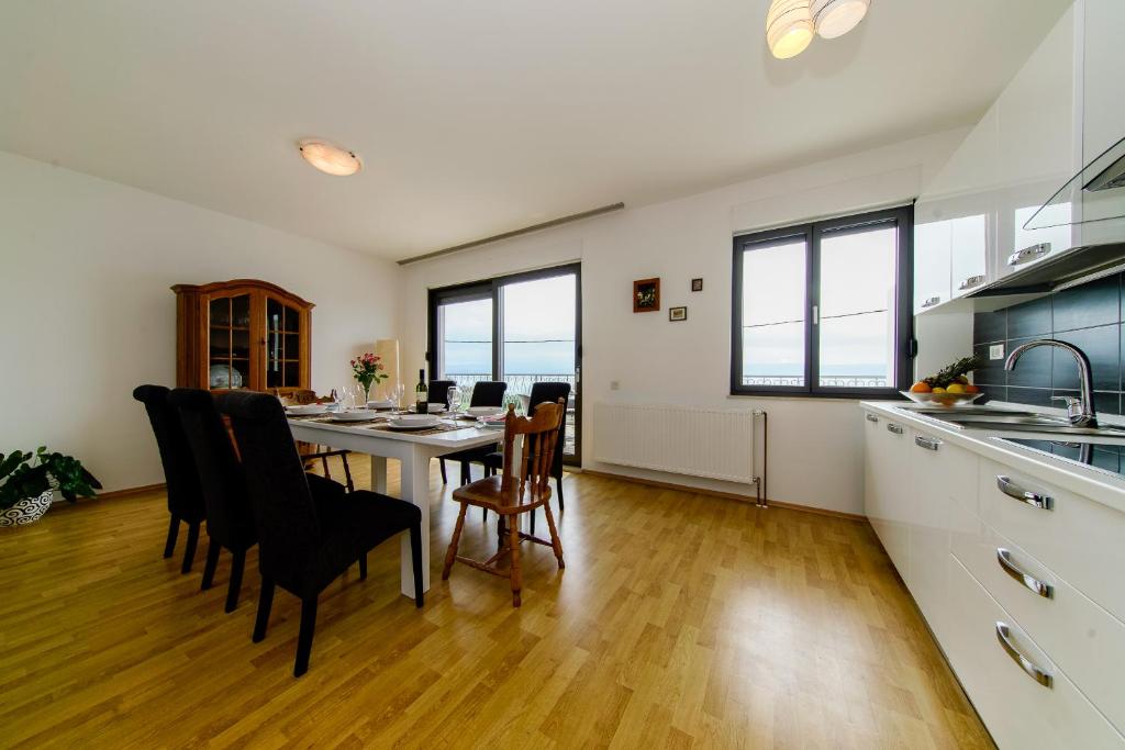Kuchyňa alebo kuchynka v ubytovaní Apartments L&L