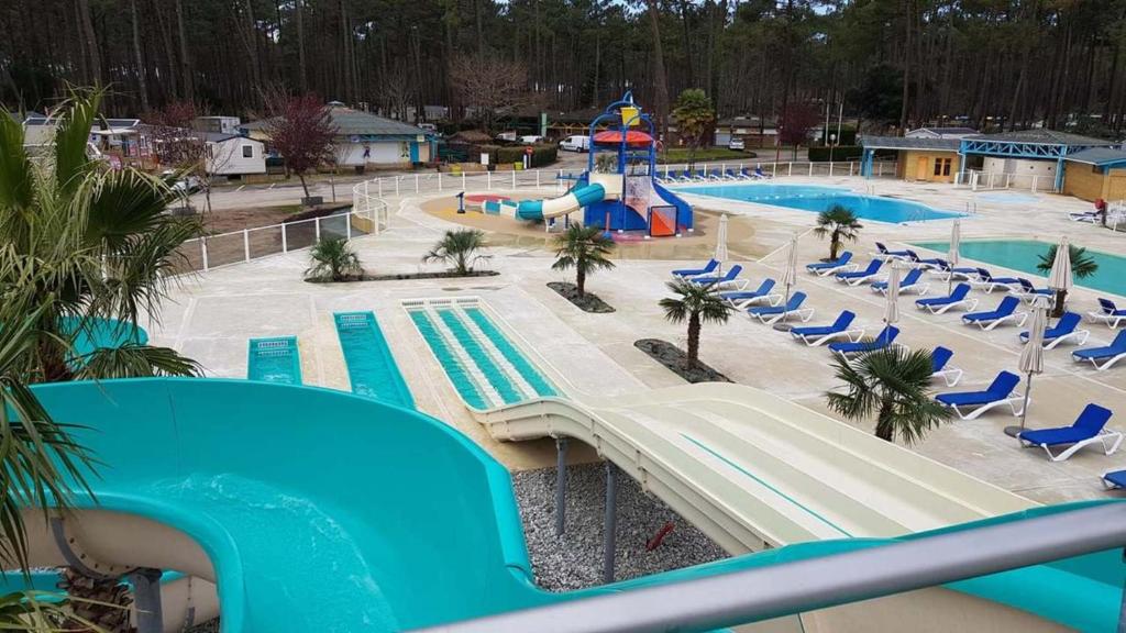 una piscina con un parque acuático con un tobogán en Les dunes de contis- landes, en Saint-Julien-en-Born