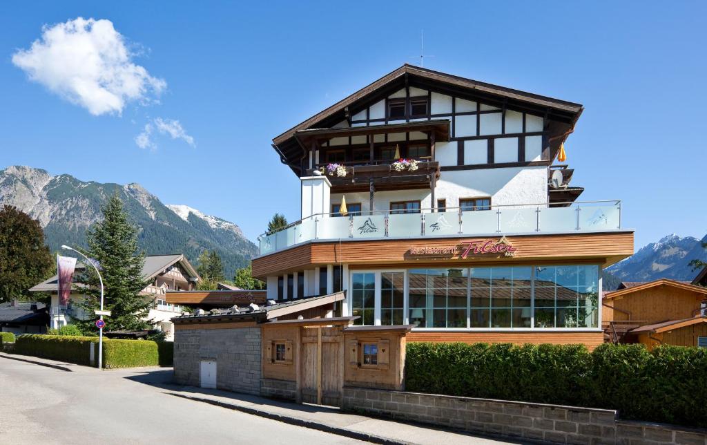 um edifício ao lado de uma rua em Hotel Filser em Oberstdorf