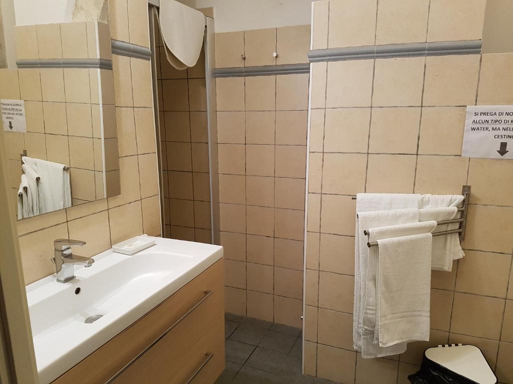 łazienka z umywalką i lustrem w obiekcie Iblea Paradise w mieście Ragusa