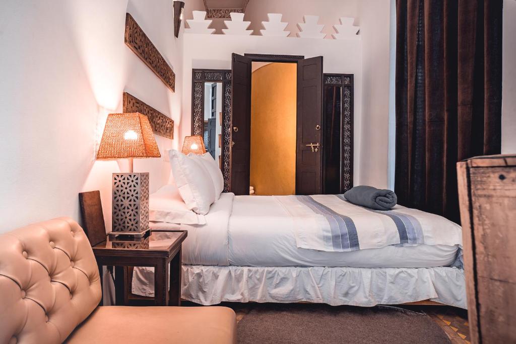 Voodi või voodid majutusasutuse Ambre Epices Medina Riad toas
