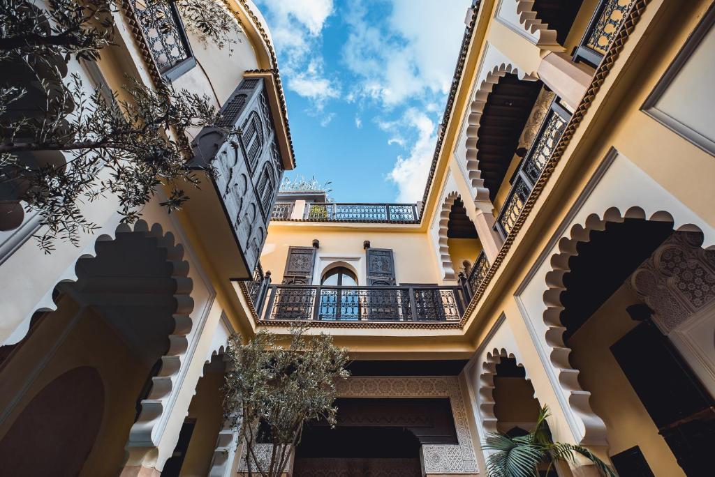 vista para as escadas de um edifício em Ambre Epices Medina Riad em Marrakech